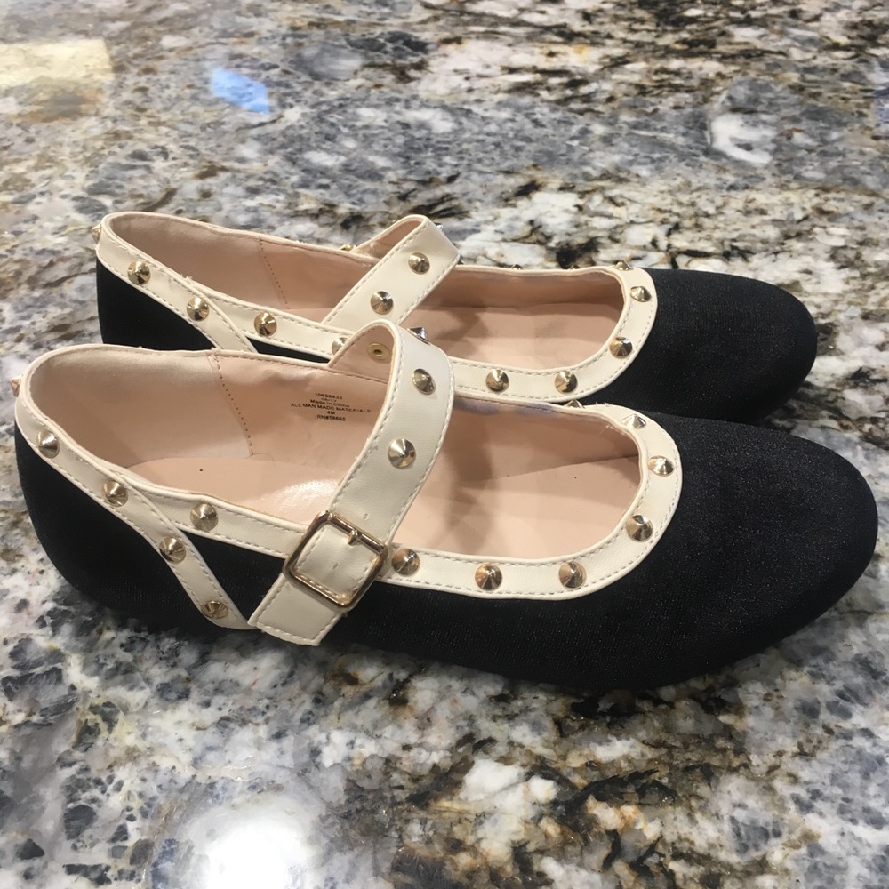 Pre-owned Harper Canyon flats w/ Velcro sz 4Y